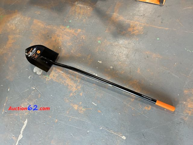 Lot 44-640f - Fiskars 9668 1 Shovel See All Photo's Not Tested Appears New, A basic inspection has been given to this item. Sold AS-IS.