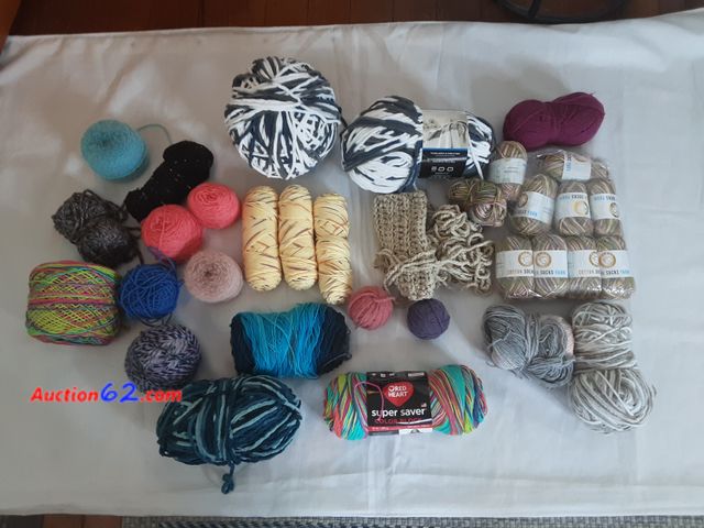Lot 44-5500p - Lot of various sizes and textures of yarn.