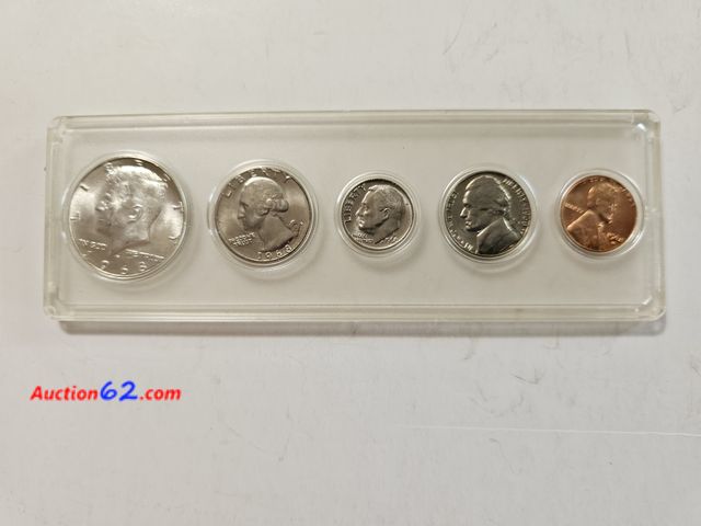 Lot 44-8350q - 1968 DENVER MINT YEAR SET WITH 40% SILVER KENNEDY HALF DOLLAR, WASHINGTON QUARTER, ROOSEVELT DIME, JEFFERSON NICKEL AND LINCOLN CENT. ALL CO...