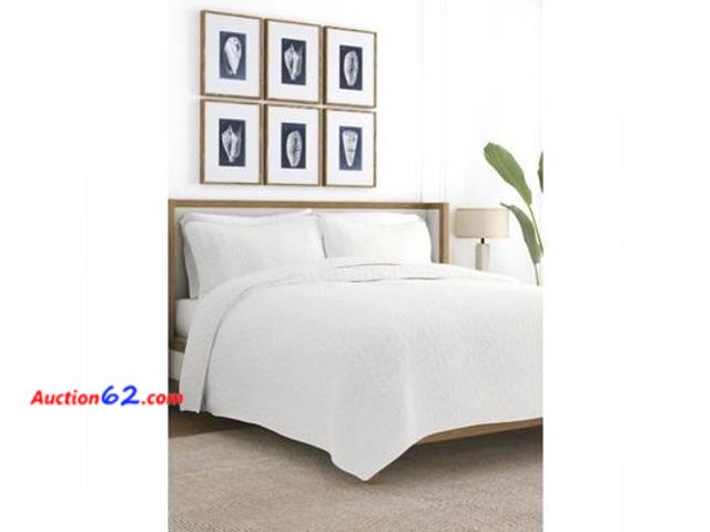 Lot 44-637m - $108.93 Retail price - Home Collection All Season Floral Quilt Set with Shams, White, King Appears New, A basic inspection has been given to...