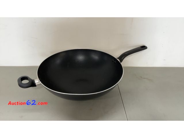Lot 44-1573j - Black Nonstick Wok Pan with Handle Not Tested See All Photo's E-Commerce Return, A basic inspection has been given to this item. Sold AS-IS....
