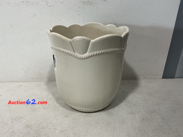 Lot 44-697f - Threshold Ceramic Planter Pot Scalloped Edge Cream See All Photo's Not Tested E-Commerce Return, A basic inspection has been given to this i...