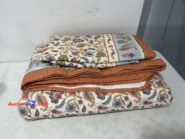 Lot 44-674m - Burano Home Quilted Throw Blanket Floral Pattern 108x90 Not Tested See All Photo's E-Commerce Return, A basic inspection has been given to t...