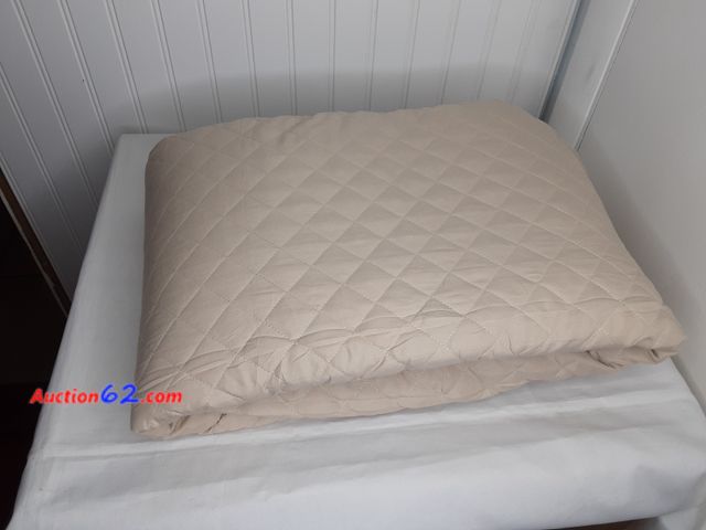 Lot 44-5554w - 4 piece daybed cover set, tan. E-Commerce Return, A basic inspection has been given to this item. Sold AS-IS.