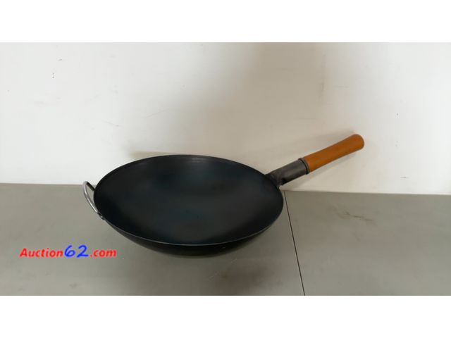 Lot 44-1567j - Wok with Wooden Handle Not Tested See All Photo's E-Commerce Return, A basic inspection has been given to this item. Sold AS-IS.