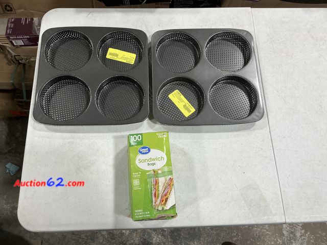 Lot 44-1104p - Mix lot of Kitchen items E-Commerce Return, A basic inspection has been given to this item. Sold AS-IS. See All Photo's Not Tested