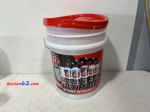 Lot 44-529j - Adams Polishes Ultimate 12-Piece Detailing Kit See All Photo's Not Tested E-Commerce Return, A basic inspection has been given to this item....