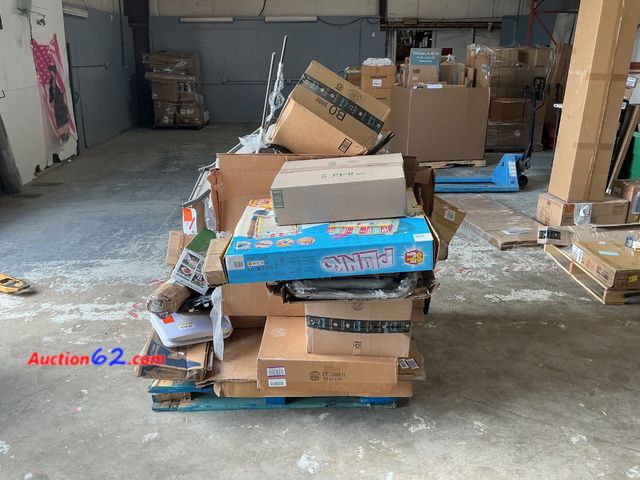 Lot 44-1556j - salvage pallet Salvage Pallet, contains broken or incomplete items