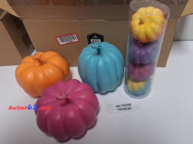 Lot 44-7429r - Colored plastic pumpkins 7 count 3 large and  4 small  Appears New, A basic inspection has been given to this item. Sold AS-IS.