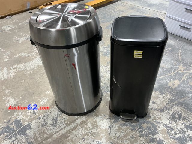 Lot 44-1654w - Simplehuman Trash Cans - Step Pedal, Stainless Steel, Black See All Photo's Not Tested E-Commerce Return, A basic inspection has been given ...