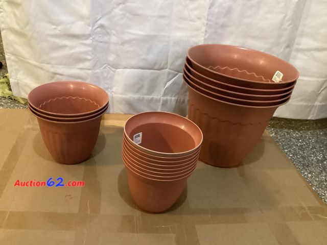 Lot 44-7754j - Lot of assorted plastic planters.  Appears New, A basic inspection has been given to this item. Sold AS-IS. See All Photo's