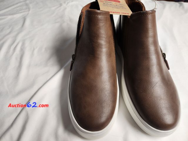 Lot 44-2306b - 1 new pair size 7 women's dearfoam comfort brown shoes. New with tags. Machine washable easy on/off. Dry flat. See photos. 1. Appears New, A...