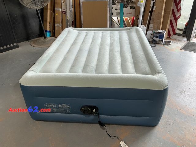 Lot 44-772o - Intex Airbed with Built-in Pump and Carry Bag See All Photo's E-Commerce Return, A basic inspection has been given to this item. Sold AS-IS....