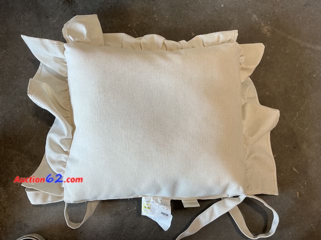Lot 44-184e - Threshold Ruffled Lumbar Pillow See All Photo's E-Commerce Return, A basic inspection has been given to this item. Sold AS-IS. Dirty