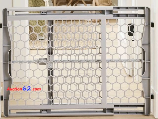Lot 44-7046m - Regalo expandable plastic baby safety gate, fits 28" - 42", gray Appears New, A basic inspection has been given to this item. Sold AS-IS.