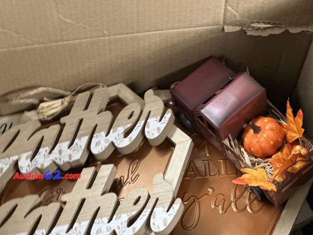 Lot 44-6074i - Miscellaneous box of fall decor.  Appears New, A basic inspection has been given to this item. Sold AS-IS. See All Photo's Not Tested