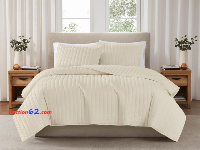 Lot 44-2562w - $279.99 Retail price - Brooklyn Loom Solid Cotton Percale Chalk King 3 Piece Quilt Set Appears New, A basic inspection has been given to thi...