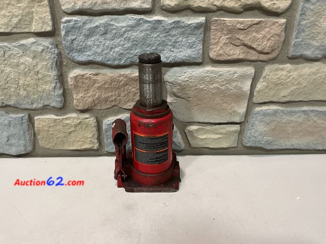 Lot 44-1698f - Torin BIG RED Jacks T91207A, 12 Ton Hydraulic Bottle Jack See All Photo's Not Tested E-Commerce Return, A basic inspection has been given to...