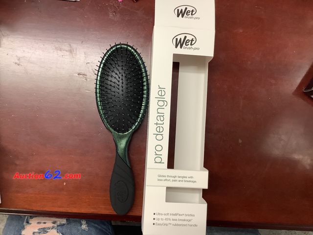 Lot 44-6139a - Wet Pro Detangler, Ultra Soft Intelliflex Bristles, Color : Forest. Appears New, A basic inspection has been given to this item. Sold AS-IS....
