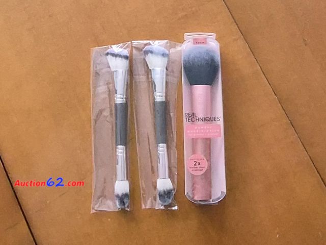 Lot 44-3034t - Lot of 3 Makeup Brushes - New - See Pictures  Appears New, A basic inspection has been given to this item. Sold AS-IS.