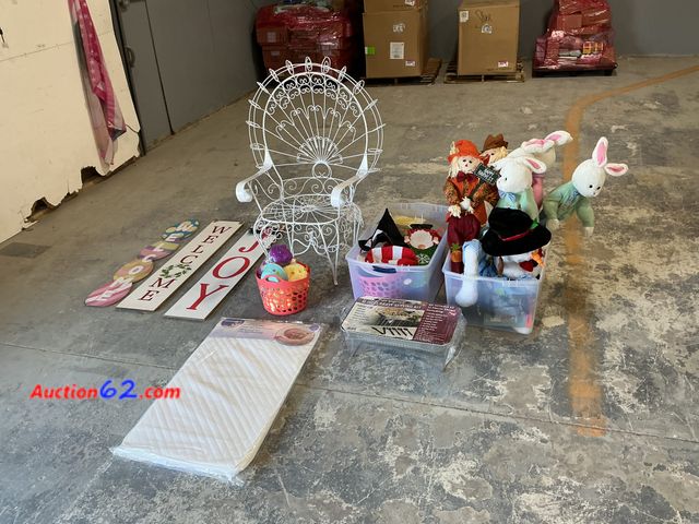 Lot 44-992e - Mix lot of Seasonal Decorations  E-Commerce Return, A basic inspection has been given to this item. Sold AS-IS. See All Photo's Not Tested