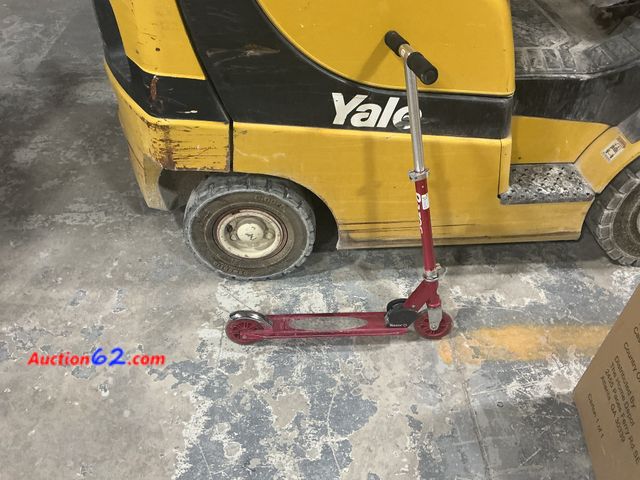 Lot 44-4069b - Razor Scooter- Won’t Fold Down E-Commerce Return, A basic inspection has been given to this item. Sold AS-IS. See All Photo's Not Tested