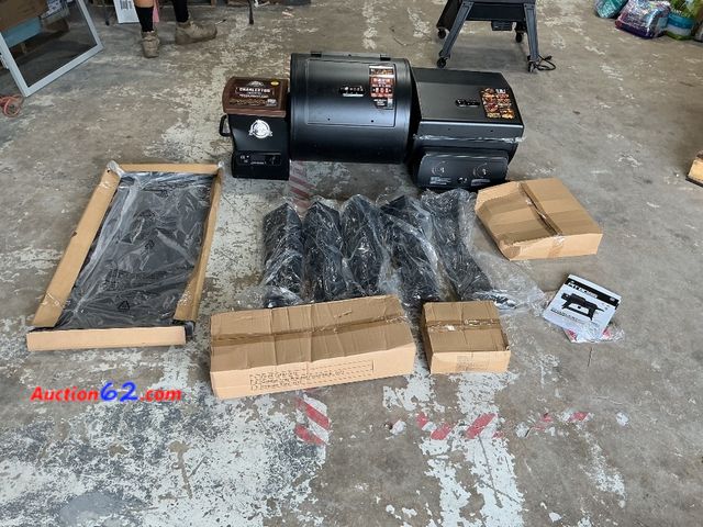 Lot 44-1506p - Onyx Edition Combo Grill by Pit Boss - Charleston 1020 minor dents  (see photos) Dented Appears New with box damage