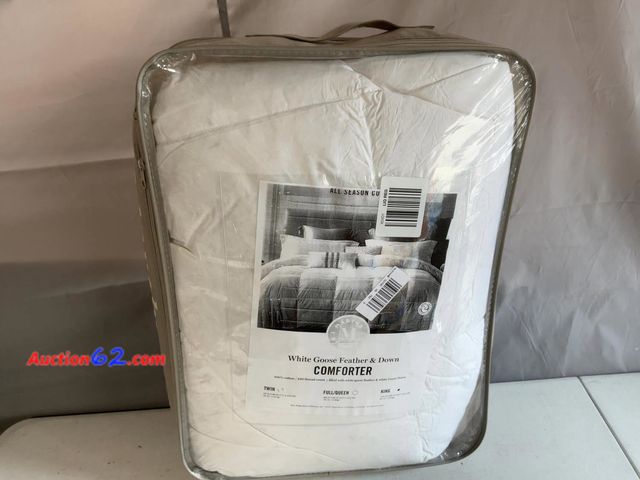 Lot 44-358M - Martha Stewart White Goose Feather and Down Comforter King Size See All Photo's Appears New, A basic inspection has been given to this item....