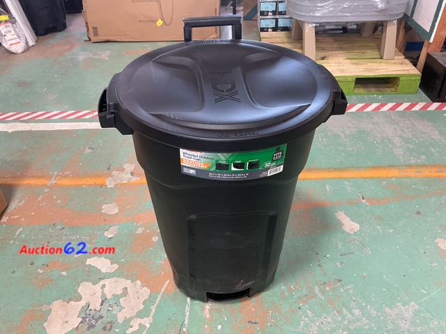 Lot 44-680g - Lot of (1) 32Gal Trash Can E-Commerce Return, A basic inspection has been given to this item. Sold AS-IS. See All Photo's Not Tested Dented