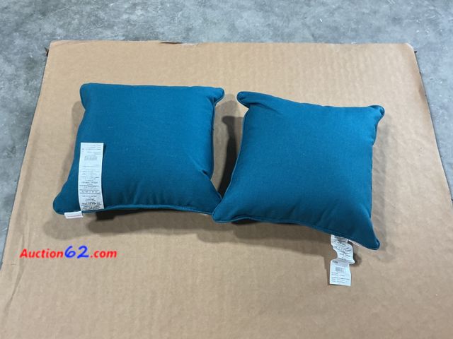 Lot 44-133i - Teal Throw Pillows, Square, Set of 2 Appears New, A basic inspection has been given to this item. Sold AS-IS.