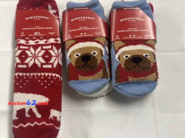 Lot 44-6105f - Mixed lot of adult and kids Christmas socks 6 pairs total. New. See All Photo's Not Tested Never opened, Factory Sealed