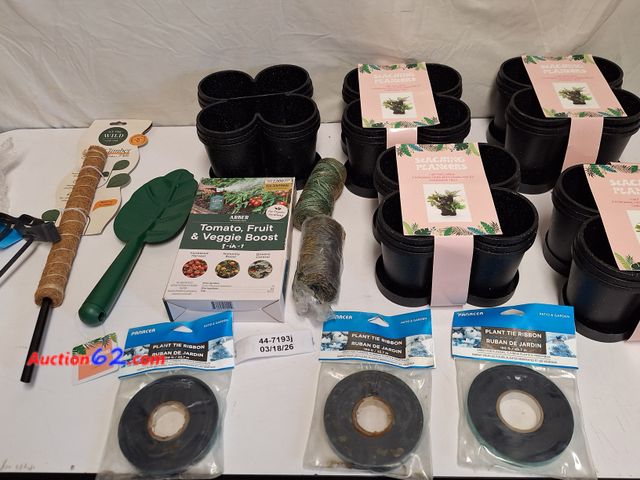 Lot 44-7193j - Lot of miscellaneous garden items  E-Commerce Return, A basic inspection has been given to this item. Sold AS-IS.
