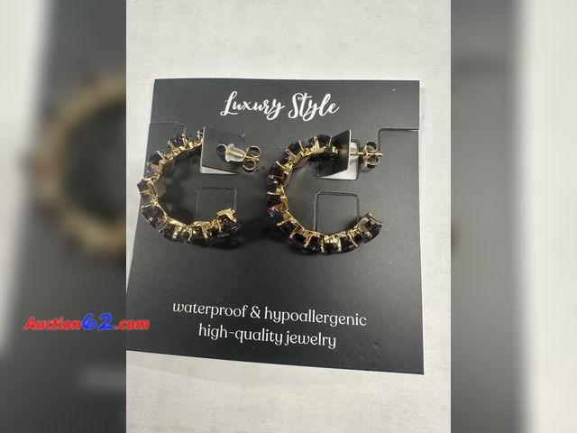 Lot 44-6021a - Lavender colored stones Luxury style, waterproof, hypoallergenic, high-quality jewelry.88095-0 Appears New, A basic inspection has been give...