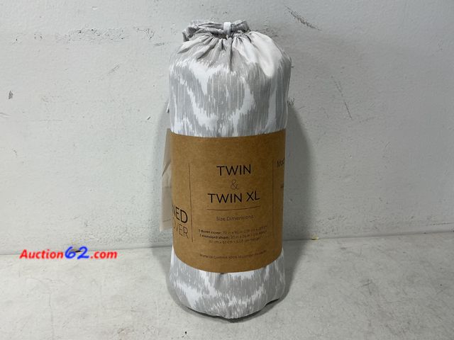 Lot 44-4039a - JCPenney Soft Damask Duvet Cover Set Twin/Twin XL See All Photo's Not Tested Appears New, A basic inspection has been given to this item. So...