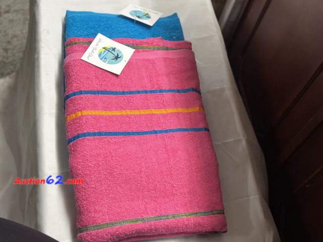 Lot 44-6063a - Lot of 2 islander bath sheets 26x58. Appears New, A basic inspection has been given to this item. Sold AS-IS. See All Photo's Not Tested