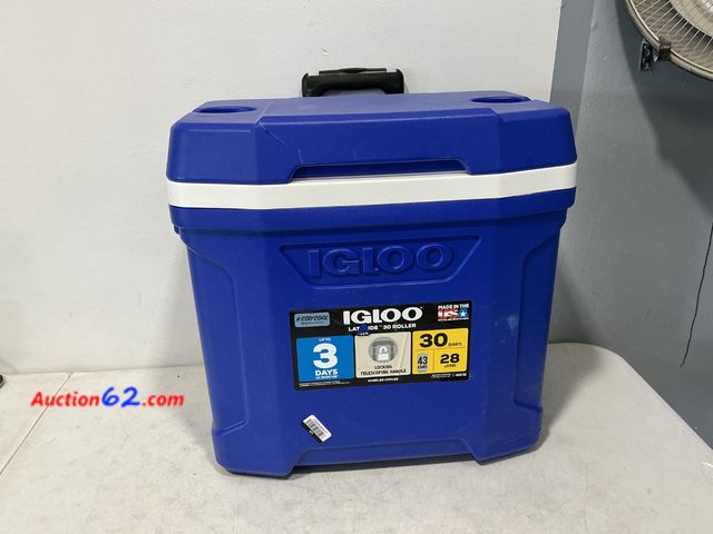 Lot 44-729o - Igloo Latitude 30 Roller Cooler Blue 30 Quart See All Photo's E-Commerce Return, A basic inspection has been given to this item. Sold AS-IS....