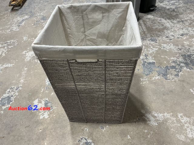 Lot 44-1653w - Unbranded Laundry Hamper - Woven Design, Removable Liner, Gray See All Photo's Not Tested E-Commerce Return, A basic inspection has been giv...