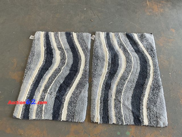 Lot 44-576j - Cotton Swirl Bath Mat Set of 2 See All Photo's Not Tested E-Commerce Return, A basic inspection has been given to this item. Sold AS-IS.