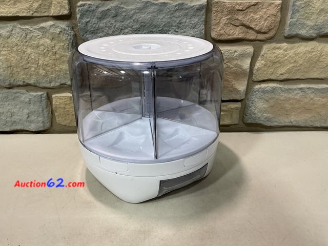 Lot 44-1845 - XIYAO Grain Dispenser - 20lbs Capacity, Cereal Storage See All Photo's Not Tested E-Commerce Return, A basic inspection has been given to th...