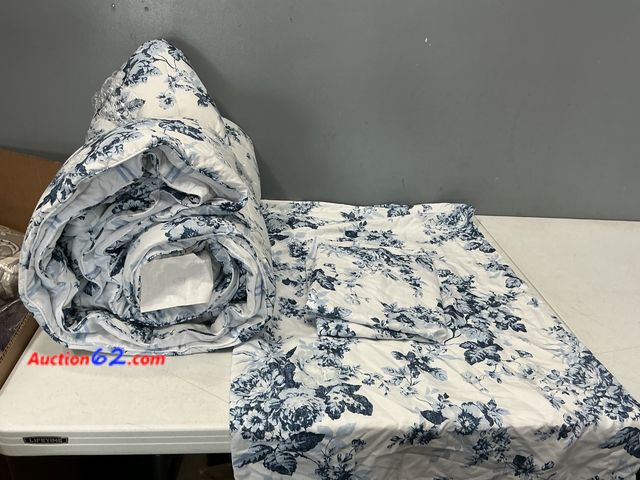 Lot 44-2607m - Blue Floral Comforter Set with Pillow Sham Not Tested See All Photo's E-Commerce Return, A basic inspection has been given to this item. Sol...