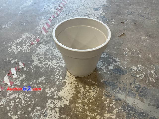 Lot 44-1177p - Lot of (1) Flower Pot E-Commerce Return, A basic inspection has been given to this item. Sold AS-IS. See All Photo's Not Tested