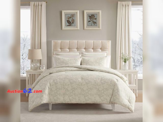 Lot 44-1521m - $120.49 Retail price - Laura Ashley - King Comforter Set with Shams, Cotton Flannel, Reversible See All Photo's Not Tested Appears New, A ba...