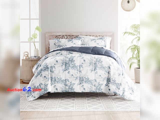 Lot 44-636m - $92.25 Retail price - Home Collection Bamboo Leaves All Season Down-Alternative Reversible Comforter Set, Blue, King Appears New, A basic in...