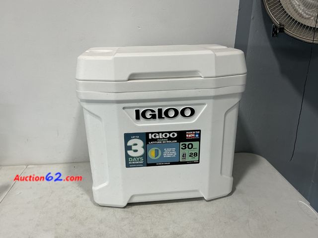Lot 44-742o - Igloo Marine Latitude 30 Roller Cooler See All Photo's Appears New, A basic inspection has been given to this item. Sold AS-IS. Not Tested S...