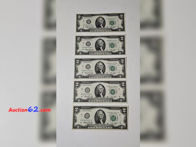 Lot 44-8346j - FIVE (5) CONSECUTIVE 1976 $2 BILLS. THESE BABIES ARE SO CRISP AND UNCIRCULATED IT'S LIKE THEY WERE PRINTED YESTERDAY. REALLY, REALLY NICE NO...