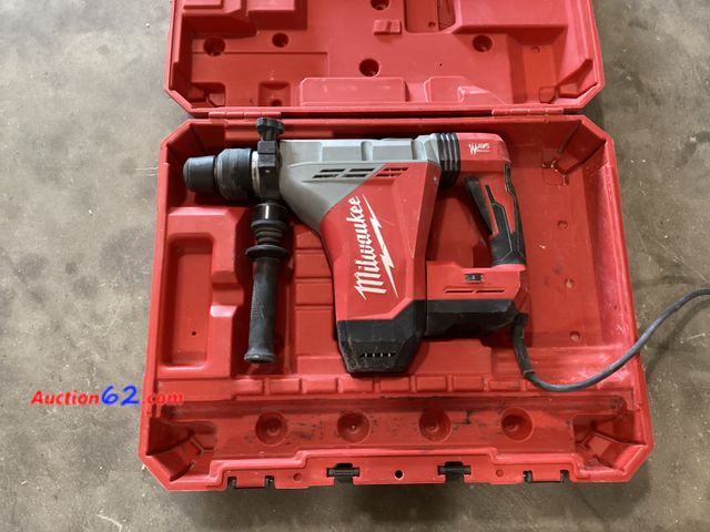 Lot 44-220g - Milwaukee 5518-21 1-3/4 SDS MAX Rotary Hammer Powers on, not tested further