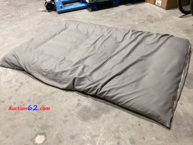 Lot 44-140b - Floor Pad 2. E-Commerce Return, A basic inspection has been given to this item. Sold AS-IS.