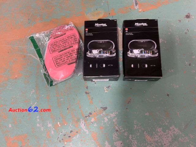 Lot 44-919p - Master Lock Personal Security Lock - P06553 - Portable Combination Lock, Black, with Pink Silicone Mat Bundle E-Commerce Return, A basic ins...