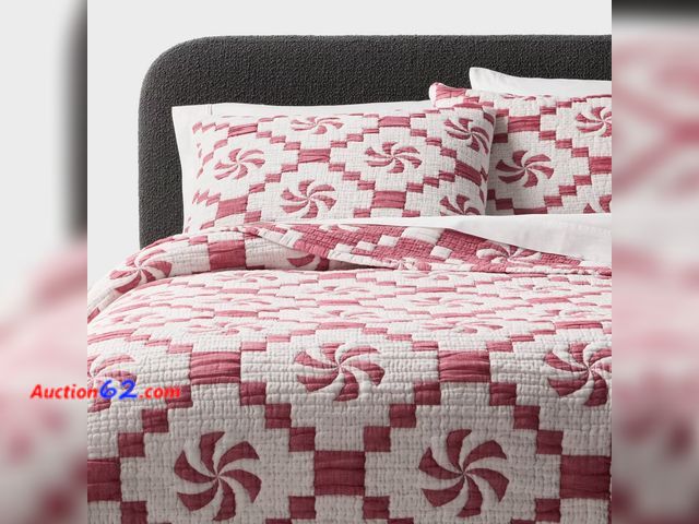 Lot 44-243b - King Matelasse Christmas Quilt Set Red - Threshold™ Appears New, A basic inspection has been given to this item. Sold AS-IS.