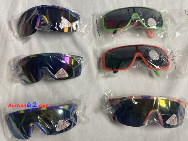 Lot 44-2136j - New mix lot of 6 pairs youth sunglasses. See photos. Appears New, A basic inspection has been given to this item. Sold AS-IS. See All Photo'...